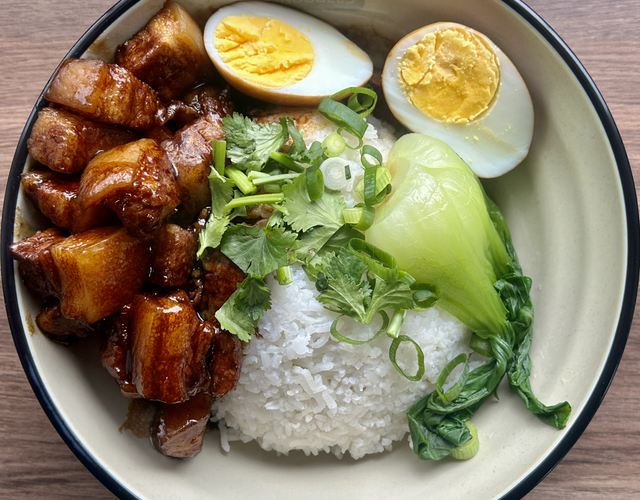 Braised Pork Rice (卤肉饭)