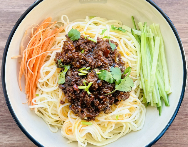 Beef Sauce Dry Noodles (牛肉酱拌面)