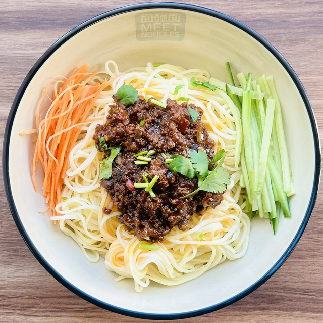 Beef Sauce Dry Noodles (牛肉酱拌面)