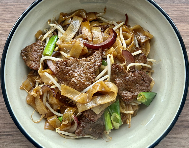Flat Rice Noodle Beef (干炒牛河)